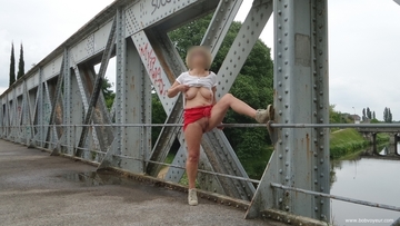 Petite exhibe sur un pont
