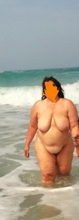 Ma belle toujours nu à la plage exhibant ses formes XXL et son pubis très fourni