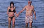 images-estelle-denis-nue-dans-plage-softcore-en-bikini-decolette-jambe-10284-3ee43.jpg