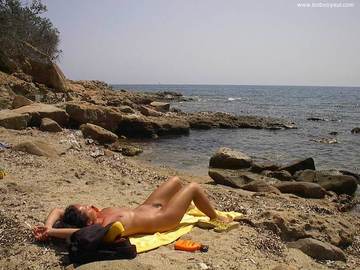 A la plage nudiste