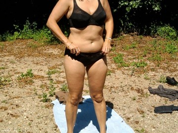 ma meileur amie en lingerie au bord de l'eau