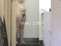 Femme dans la douche