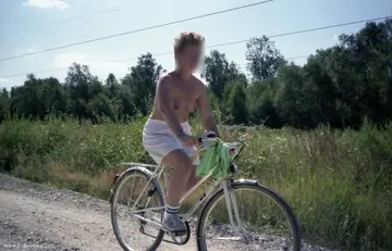 ню в природе на велосипеде