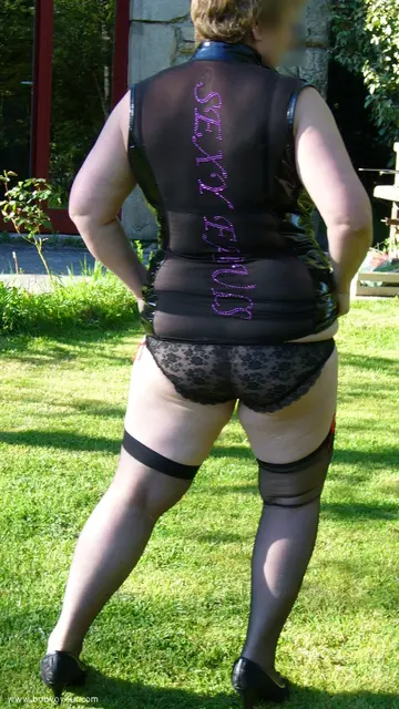 Cathy dans le jardin -2-