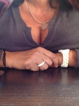 Ses gros seins cachés