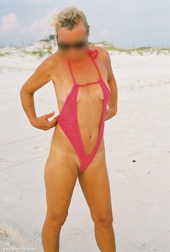 Copine en maillot rouge