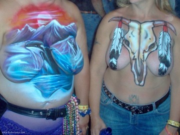 Seins peints