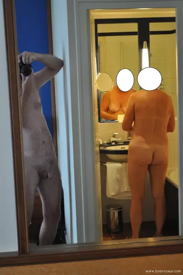DANS LA SALLE DE BAIN