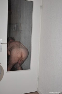 A TRAVERS LA VITRE