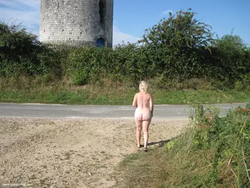 Nue en bordure de route