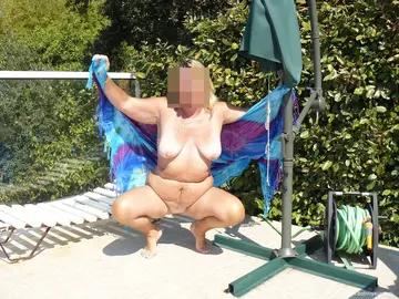 au bord de la piscine