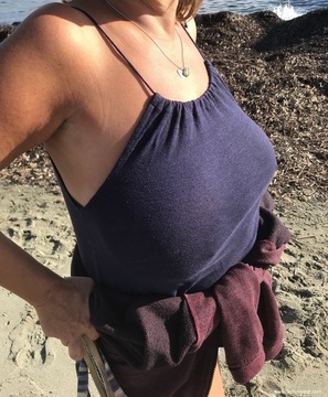 Gros seins à la plage