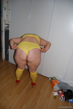 en sous vetement jaune et bas