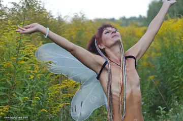 je suis petit elfe (les yeux jouent)
