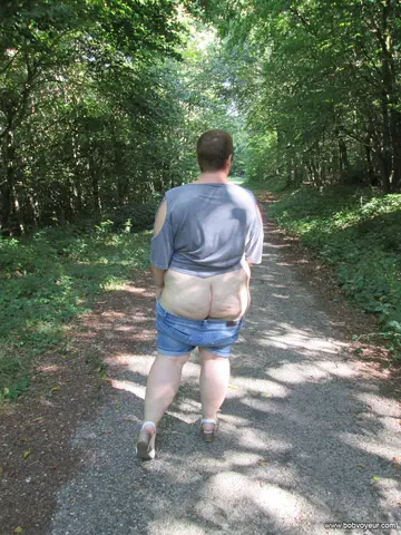 Nuange se promène en forêt