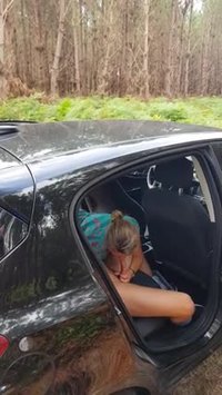 Miss K suce un jeune homme ds sa voiture, en forêt