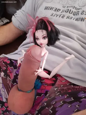 qui veut venir jouer a la poupée avec moi?