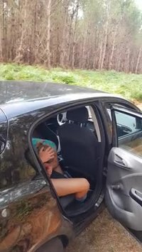 Miss K suce un jeune homme en forêt landaise