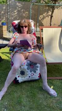 MARIE LECTURE DANS UN JARDIN D'AMIS