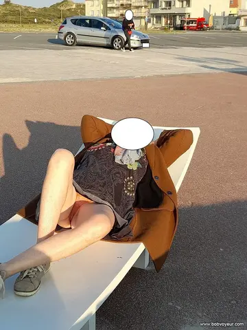 Sur les bancs publics de la station