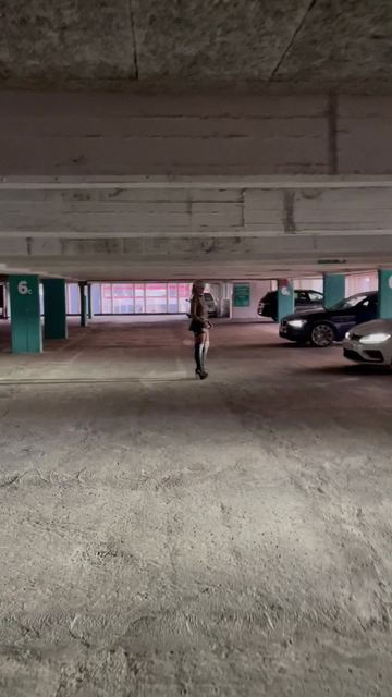 Elle s'exhibe dans un parking devant 5 mecs dans l