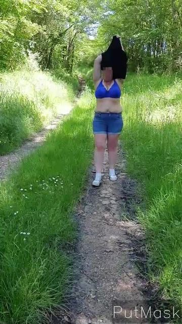 Petite exhib en extérieur (très rare pour Mélanie)