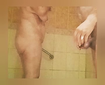 SOUS LA DOUCHE. PUBLIC