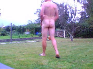 nu dans le jardin