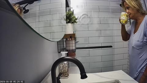 Joanne Tanner, une vraie enseignante surprise sous la douche