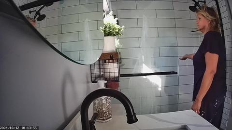 Joanne Tanner, une vraie enseignante surprise sous la douche