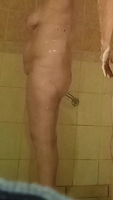 DOUCHE A LA PISCINE PUBLIC 3 SUITE