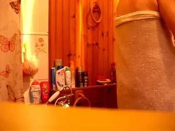 MISS SE FILM...SORTIE DE DOUCHE