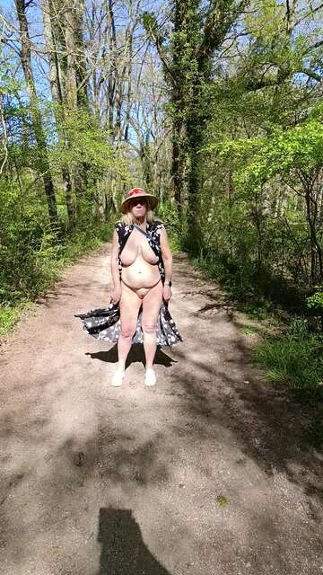 S se balade nue sous sa robe