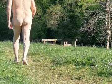 Entièrement nu au bord de la rivière