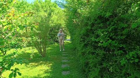 S soulève sa nuisette
