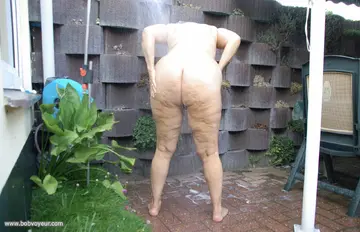 Une douche au jardin