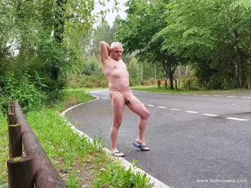 nu au bord de la route