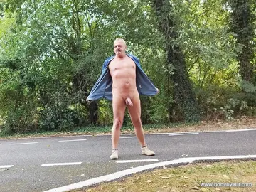 Nu au bord d'une route pour vous