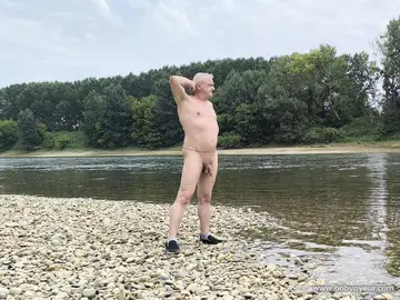Une petite balade nu au bord d'une rivière
