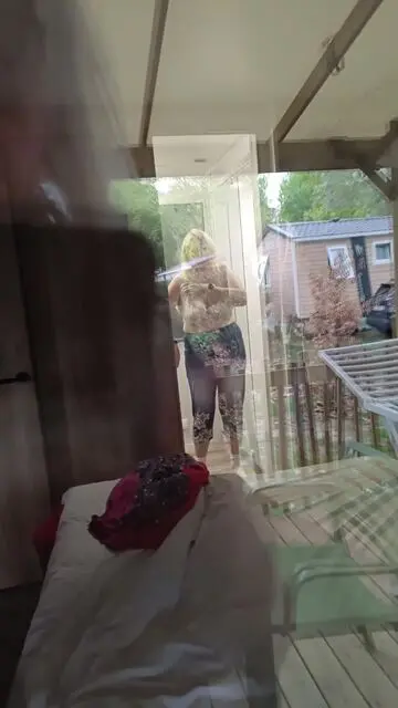 S se déshabille dans le mobil-home