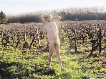 Je me promène nu dans les vignes