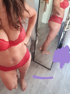 Petit ensemble rouge vif que je porterais pour toi. Bien entendu je m amuserais avec pour bien im...