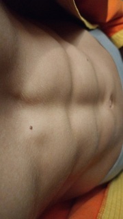 Une milf ou couple pour me lécher mes abdos ?