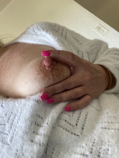 Qui a envie de le sucer en me doigtant ? Combien de doigts pour me faire jouir ?