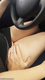 petite mains baladeuse pendant que madame conduit 