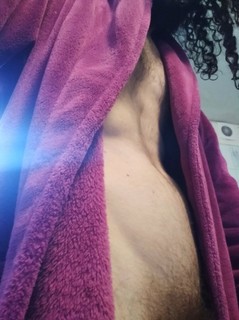 Un peignoir entre-ouvert, c'est sympa non ?  ?