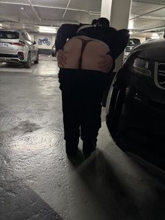 Madame montre ses fesses