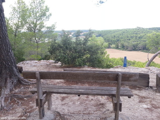 Petit banc avec jolie vue à St Blaise, idéal pour petite exhib