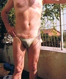 mari dans sa mini tenue a la plage