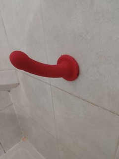 Mon toys sous la douche c'est toujours un plaisir, je suis bi avec une préférence pour les femm...